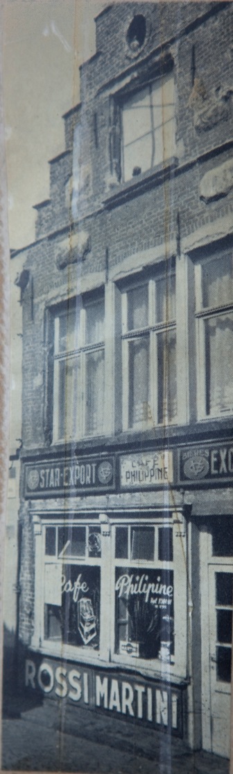 000 COIN DE RUE (IN PHILIPPINE)
Dit is een originele foto van caf� Philippine welke zich bevindt op de hoek van de Corduwaniersstraat en de Rode Koningstraat. De aquarelle staat onder het nummer 000. Het caf� is ook zichtbaar op de rechterkant van de ets "Het huis van Jan Palfijn". Corduwaniersstraat komt van het woord cordonnier. De Gentenaars in de jaren 1850 maakten er corduwaniers van.
