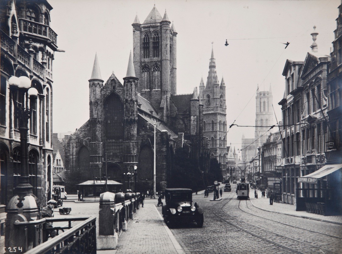 206 ZICHT OP DE SINT NIKLAASKERK EN HET BELFORT VANOP DE SINT MICHIELSBRUG ROND DE JAREN 
Op de rechterzijde ziet men het bordje van het Wilson hotel.
Terras waar Jules De Bruycker Les Gens de chez nous tekende, Les Gens pas de chez nous, grote delen van de Sint Niklaaskerk
alsook steeds op de rug gezien de bezoekers van het hotel zelf.
