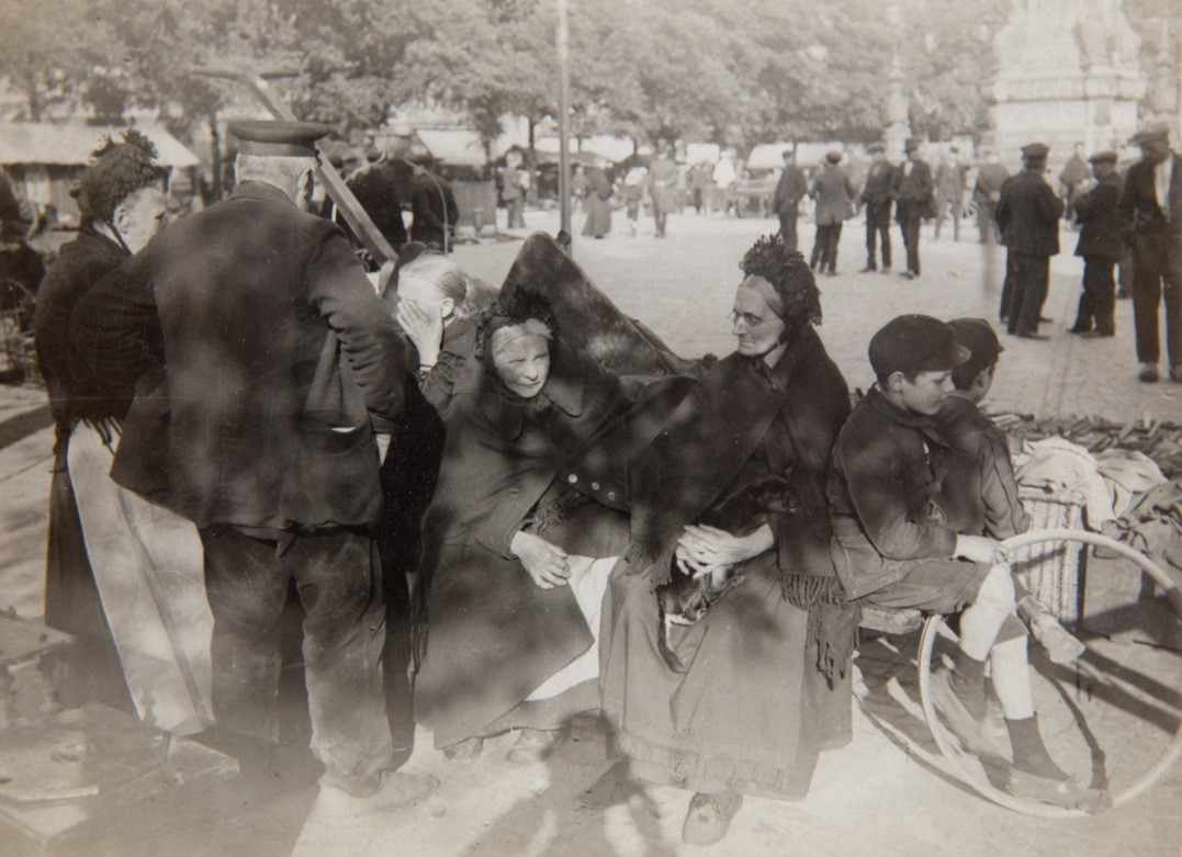 A.279 FOTO OP DE VRIJDAGMARKT ROND DE EEUWWISSELING
Het is op basis van die zichten dat Jules De Bruycker zijn werken maakte
