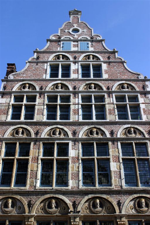 056 DE GEKROONDE HOOFDEN
