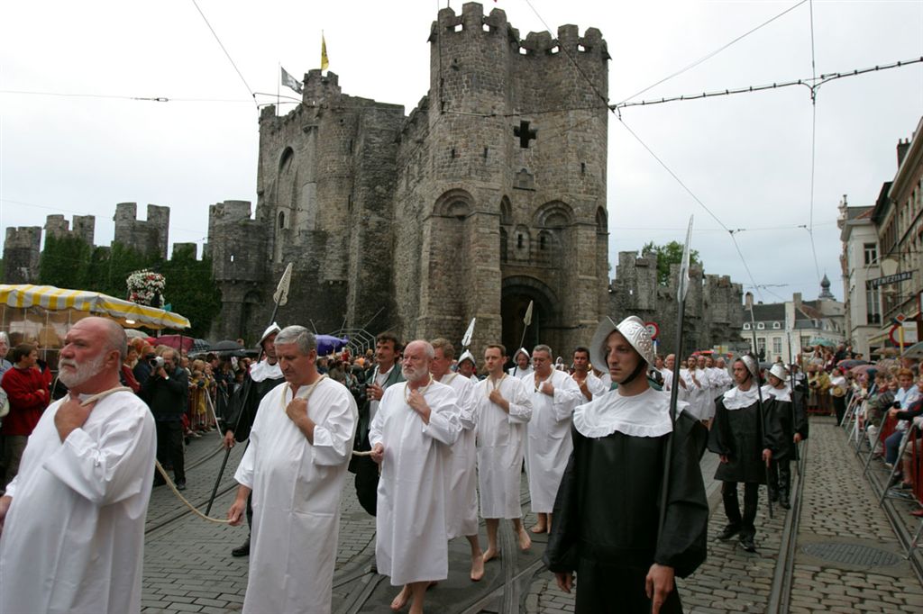 057 DE GENTSE STROPPEN 
Traditiestoet tijdens de Gentse Feesten, gevolg van de beboeting van Keizer Karel aan de Gentse bevolking voor het niet betalen van de belastingen in de jaren 1540
