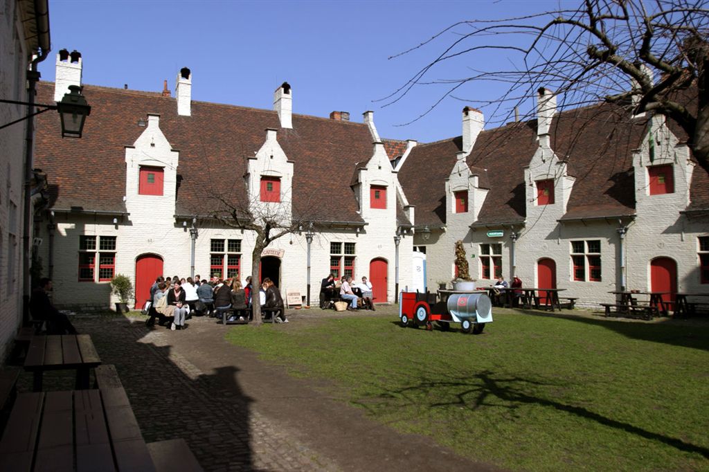 146 HET HUIS VAN ALIJN
