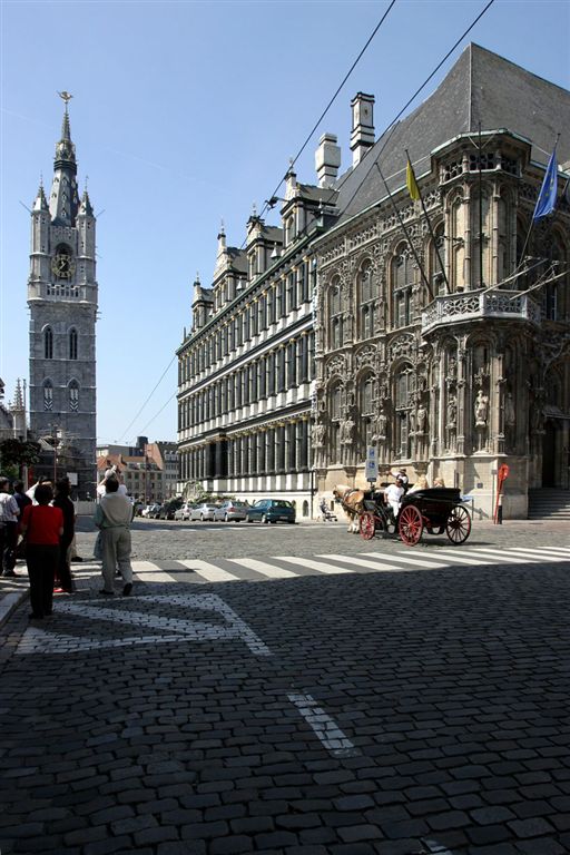 158 HET STADHUIS
