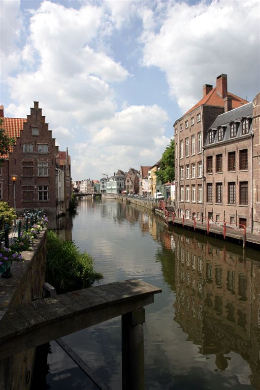 092 DE LEIE
Op de rechterzijde een overblijfsel van de textielfabriek

