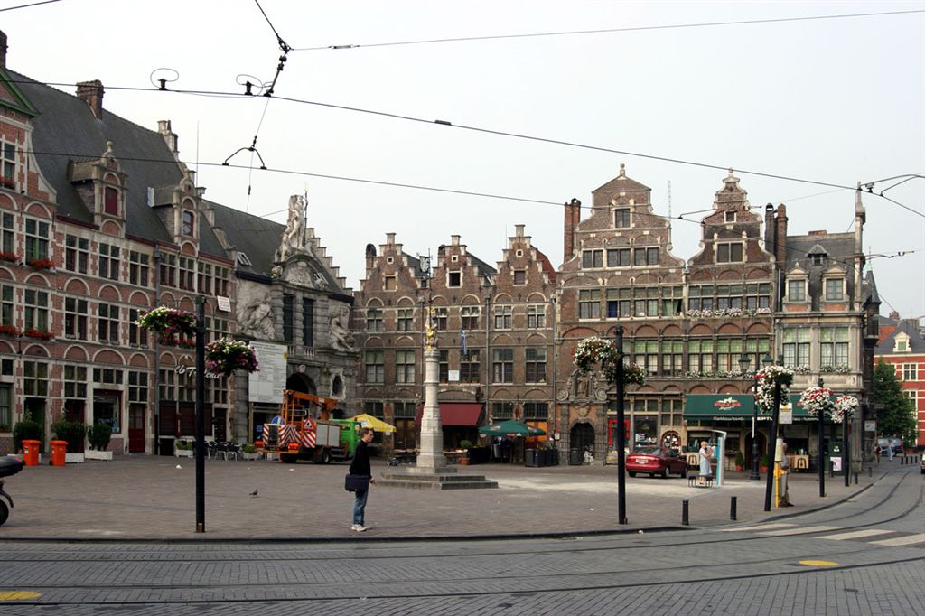 168 HET VEERLEPLEIN // PLACE ST. PHARAILDE
