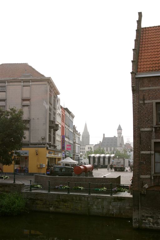 143 HET GROOT KANONPLEIN
Op het voorplan ziet het kanon in het origineel rood en is gericht naar de Vrijdagmarkt

