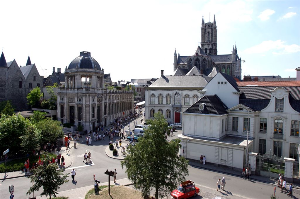 128 HET BISDOMPLEIN
Op de linkerzijde de Nationale Bank
Op de rechterzijde het Bisschoppelijk Paleis
