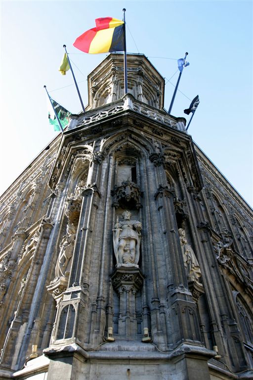 160 HET STADHUIS

