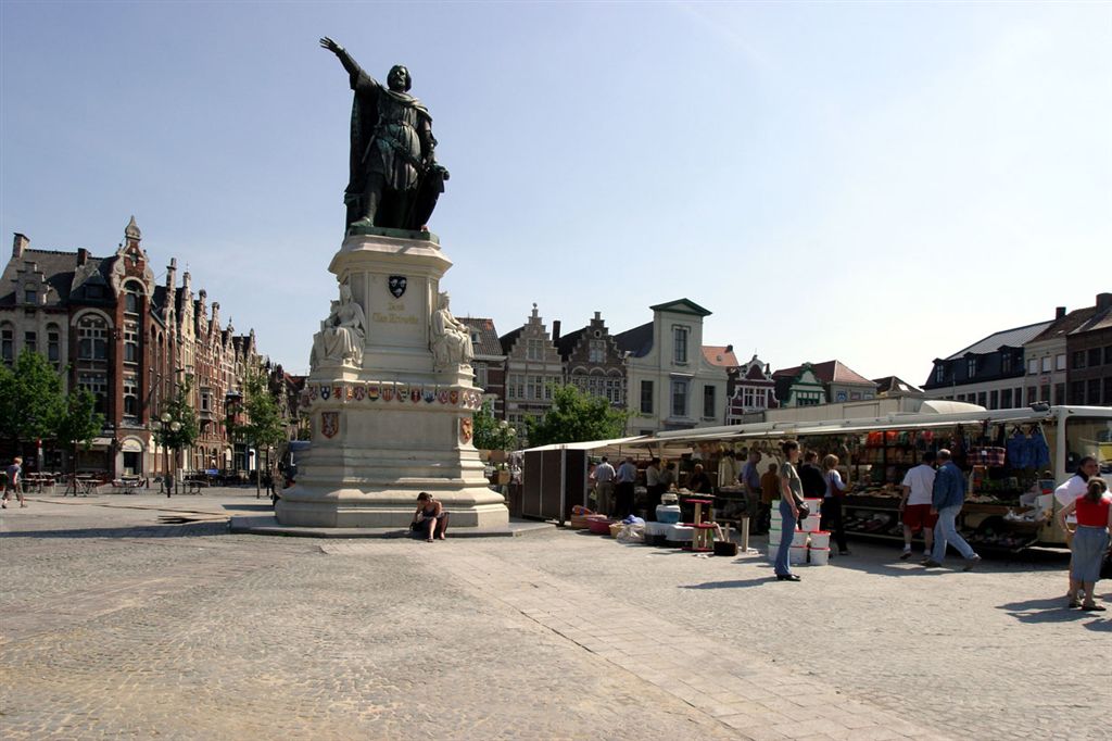115 DE VRIJDAGMARKT
Het standbeeld van Jacob Van Artevelde
